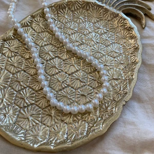 Halsband🤍 - Jättefint  pärlhalsband som passar perfekt till allt! ( frakt är ej spårbar och kostar 15kr)💓