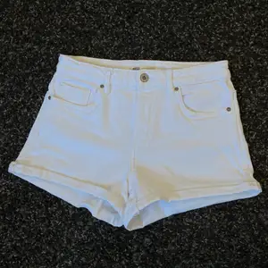 Säljer mina vita shorts från Zara! Använd ett fåtal gånger.  Skick: som nyskick Storlek: 36 Nypris: ca 400kr