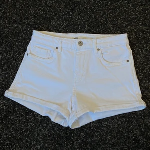 Vita shorts - Säljer mina vita shorts från Zara! Använd ett fåtal gånger.  Skick: som nyskick Storlek: 36 Nypris: ca 400kr