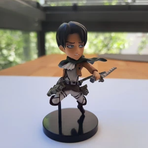 Attack on Titan Figur - Levi minifigur av Banpresto, små färgabnormaliteter men annars i bra skick. Kan hämtas i Stockholm :)