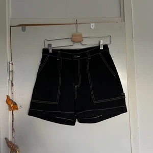 Monki jeans shorts - Jättefina shorts perfekt för sommaren! Den har vita sömmar och jättedjupa fickor vilket man inte ser ofta! Den är sparsamt använd då jag tycker att den är för kort på mig! 