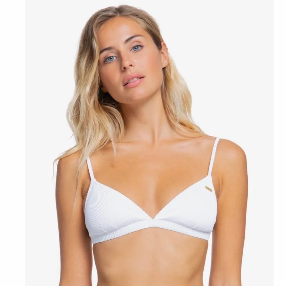 Säljer denna endast testade och slutsålda bikinin i Small från Roxy.❣️ Överdelen/underdelen går att säljas separat för 210kr. + frakt 66 kr om bikinin måste postas.. Övrigt.