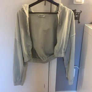 Zip up hoodie - Nästan oanvänd jätte fin croppad kofta💕