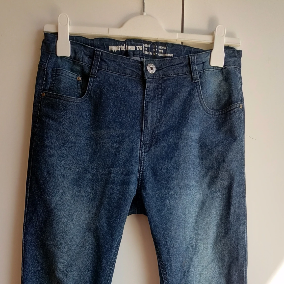 Mörk blå stretchig jeans strl 176