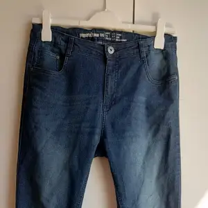 Mörk blå stretchbar jeans. Storlek 176