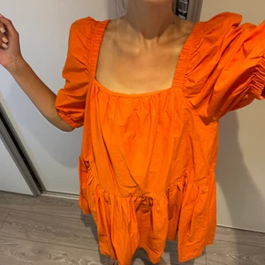 Klänning - Klänning med puffärmar från Gina tricket. Super somrig orange färg som verkligen framhäver brännan!  Inga defekter! Storlek 38 (lite stor på mig som ni kan se, har vanligtvis 36)