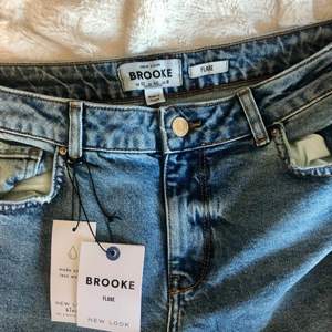 Utsvängda och lågmidjade jeans som är helt nya. Storleken är 40 men de är väldigt små i storleken så passar bättre 36/38. Priset kan diskuteras!
