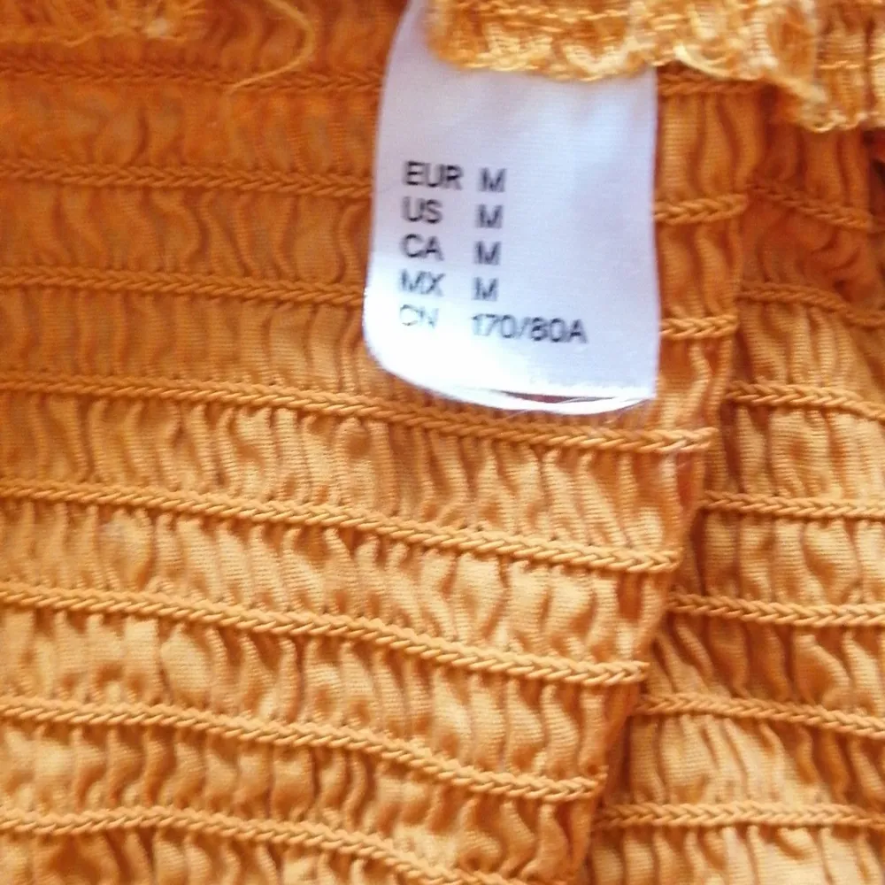 En kjol med volang från h&m, köptes för ca 3 månadersdan och har använt den ca2 gånger Stolek M Köparen står för frakt . Kjolar.
