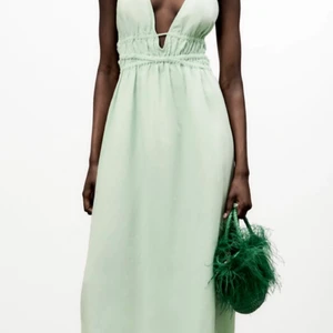 Så fin klänning från zara - Säljer denna helt nya sommarklänningen från zara💘 skriv gärna till mig om du vill ha fler bilder