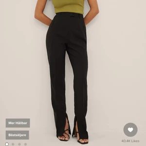 Kostymbyxa med slits  - Kostymbyxor med slits från nakd, sparsamt använda. 💞 köparen står för frakt 