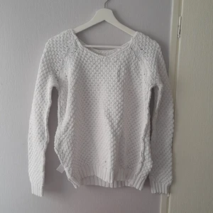  stickad tröja - En vit stickad tröja 