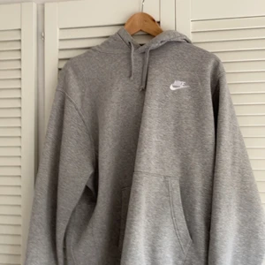 Nike hoodie - Hej alla, jag säljer min Nike hoodie. Den använde ett par gånger. Sicket är runt 7-8/10. Den har ett lite hål där fram men det är så litet så kan man inte se det. Hör av er om ni är intresserade😁