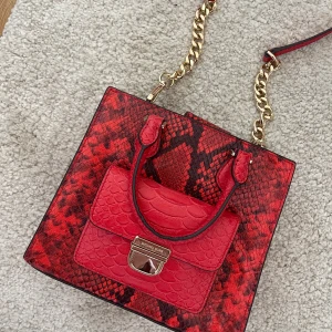 Michael Kors väska - Michael Kors väska, äkta. Aldrig använd. Härlig färgklick till varje outfit!