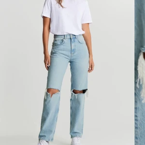Populära gina jeans - Jättefina och sköna! Blåa utsvängda jeans med hål på knäna från gina Storlek 36  Jag skulle säga att dom är lite större men sitter jättebra på Ordinarie pris 599 