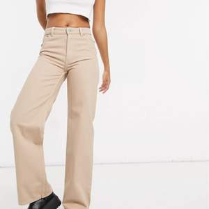 Säljer mina trendiga Monki Yoko organic cotton wide leg jeans i beige pga att jag köpt ett annat par jag gillar mer. Nypris ca 500kr, köparen står för frakt🤍🤍