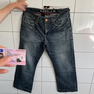 y2k helix byxor  - Säljer ett par snygga byxor, finns inte att köpa längre! märket är Helix som liseberg! jätte snygga och bekväma! Köparen står för frakten 