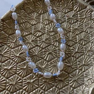 Fint halsband⭐️🤍💙 - Jättefint egengjort halsband perfekt till sommaren💓 Frakt är ej spårbar och kostar 15kr❤️