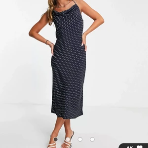 Helt ny klänning  - Aldrig använd, säljs pga att den inte går att skicka tillbaka, storlek 32