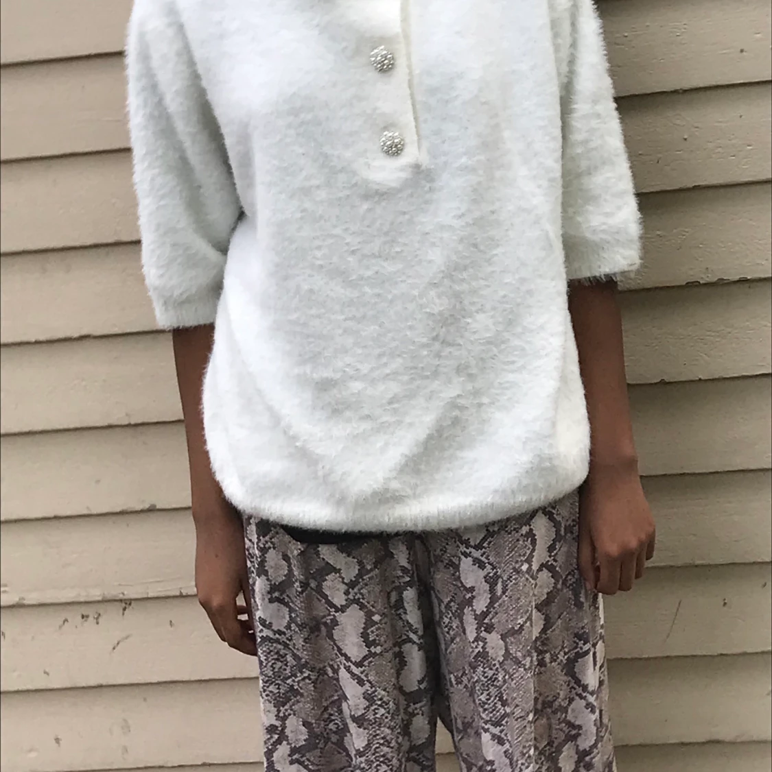 Vit och lurvig vinter tröja.