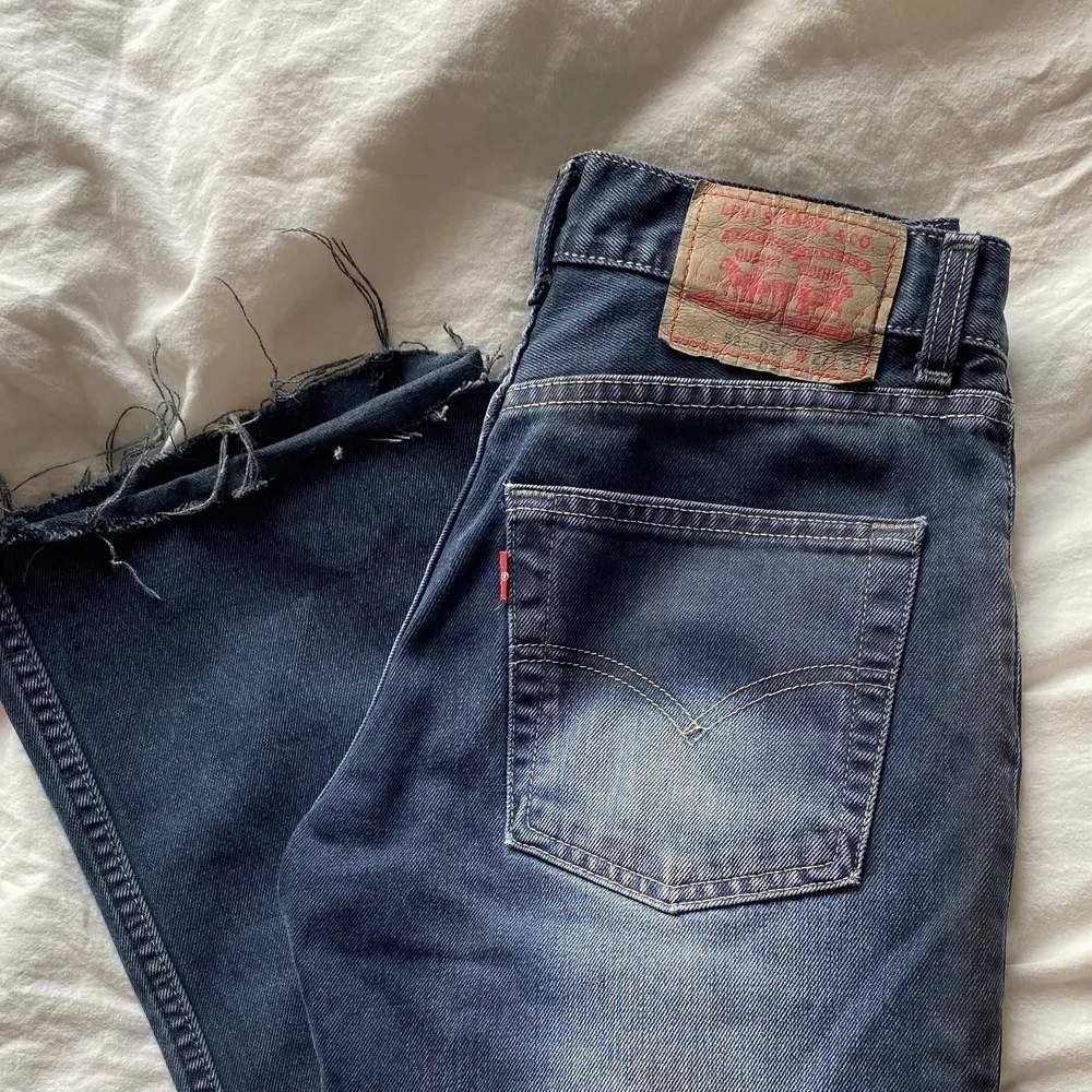 Säljer dessa Levi’s jeans i modellen 525. Midjemåttet är 27 och längden skulle jag säga är 30 eftersom dom är uppklippta. Dom är i bootcut modell med en relativt låg midja. Jeans & Byxor.