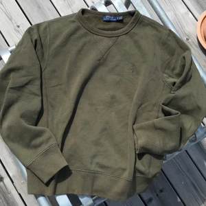 Polo Ralph Lauren Sweatshirt  - En favorit, supersnygg mörkgrön sweatshirt från Polo Ralph Lauren, säljer endast pga lite för liten! Frakt ingår ej, kan även mötas upp i Göteborg!