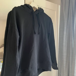Svart hoodie  - Svart hoodie i storlek s