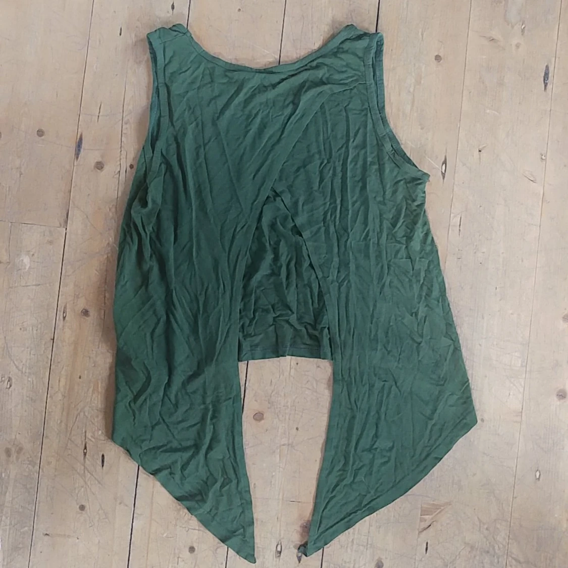 Grön flowy topp - 90