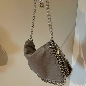 Tiamo väska - Jättesöt väska som tyvärr inte kommer till användning. I en ljusgrå färg🛸🛸💕