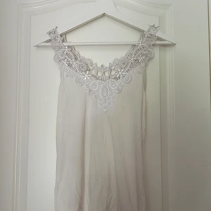 Linne - Fint vitt linne med blommdetaljer i fram och bak. Okänd storlek men skulle säga en S skulle säkert passa en M också. Gratis frakt✉️bra skick