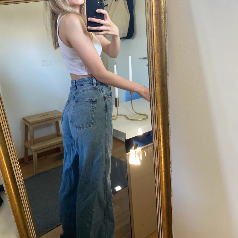 Jeans från monki i modellen Yoko. Superfina och perfekt i längd för mig som är ungefär 166 cm. Storlek 27 💙. Jeans & Byxor.