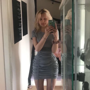 H&M tajt klänning med snörning strl S - Köppt för 300, använd fåtal gånger Bra skick  Passar till mycket, särskilt till sommaren 