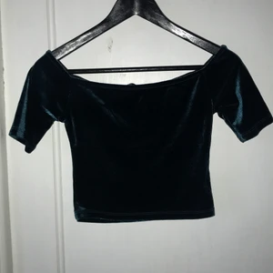 Offshoulder croppad topp stl XS - Nästan aldrig använd! <3 Superskönt material! OBS! Finns i svart också!!