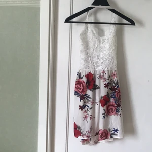 Sommar klänning  - Aldrig använd då den var för liten! Passar perfekt nu till sommaren! Men kan knyta den där bak och banden bildar ett kryss på ryggen när man har den på sig <3