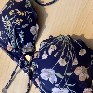 Bikiniöverdel  - En jätte fin bikiniöverdel från hm! Den har lite padding inuti så är lite ”push-up”. Storlek 70B! Den är i fint skick och säljer endast för den är för liten för mig. Frakt tillkommer på ca 29kr.