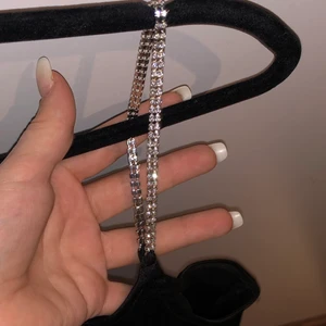 Fint glittrig linne  - Svart linne med glitterdetaljer vid banden i storlek Xs köpt på hm