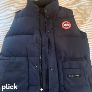 Canada Goose Freestyle Crew väst Mörkblå Cond 8/10  Använd men inga skador Kan skickas  Finns påse och tags men kvitto har jag inte