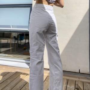 Perfekta vita jeansen från Zara! Långa i benen, jag är 176cm lång. Säljer för jag inte behöver flera par vita jeans men gillar dom så mycket <33