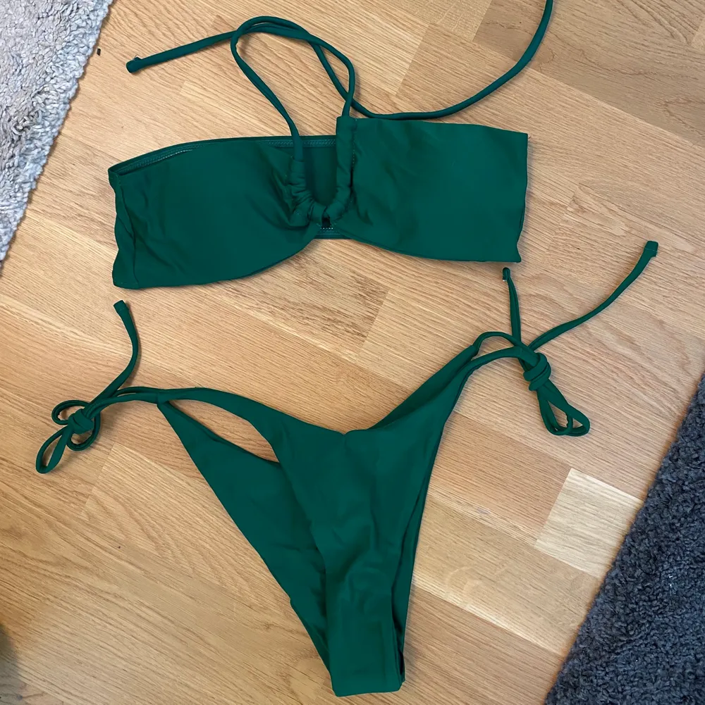 Supersnygg grön bikini i bandeu modell som går att knytas på olika sätt. Helt oanvänd!. Övrigt.