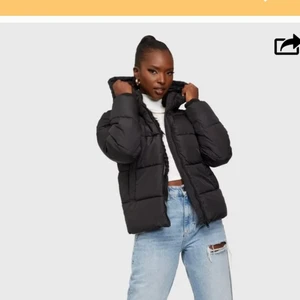 Snygg dunjacka - Super snygg dunjacka med luva! Knappar använd, super fin skick💓köpare står för frakt! 