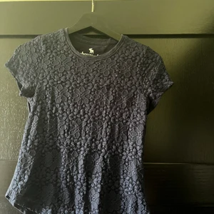 Abercrombie & Fitch t shirt - Mönstrad t shirt, nästan oanvänd. 
