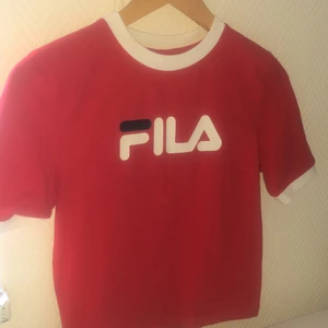 Fila tröja i jätte bra skick helt ny  - Helt ny passar bra i bra skick och den röda färgen är så unik 