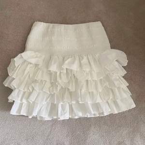 Vit kjol ifrån h&m strl M💕 (lånad bild skriv för egna)