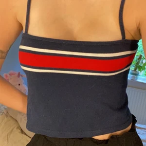 Brandy melville crop top - Supersöt topp från Brandy Melville! Endast använd några få gånger då den är lite stor i omkretsen på mig. Jag har vanligtvis S så denna passar S/M