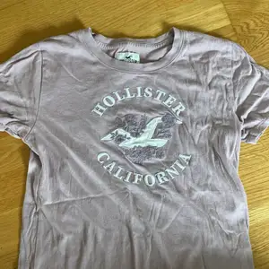 Säljer min lila Hollister tröja nu när märket är populärt igen. Jättesöt. Först till kvarn gäller! 💕 Fler billiga toppar finns på min profil. 