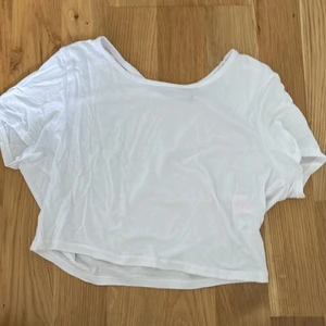 T-shirt - Kort, tight, vit t-shirt. Bra skick💓