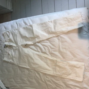Vit jeans  - Ett par snygga vita jeans från zara, storlek 36 andvänd 3 gånger. Köpt för 400 säljer för 250 + frakt