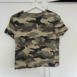 T shirt kortare modell - Fint skick  finns 2st likadana.