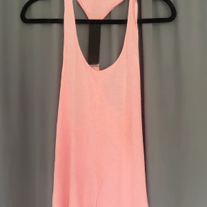 Rosa DOM linne💖 - Rosa DOM träningslinne, tunnt och luftande! Använt fåtal gånger, bra skick!💕