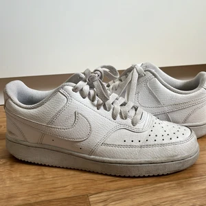 Nike - Har använt den några få gånger, storlek 37,5. Köparen står för frakt.