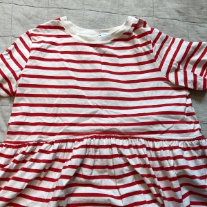 Randig volang tröja zara - Säljer en till sån här tröja, fast röd vit randig. (Också köpt på plick) Säljer pga den int riktigt är min stil längre. Skriv för mer information eller bilder. Pris kan diskuteras, använd 1 gång av mig.